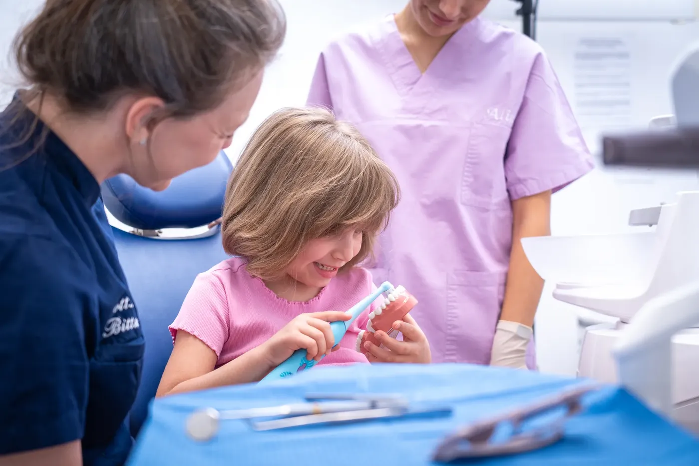 Una bambina impara lo spazzolamento giocando, pedodonzia Perugia