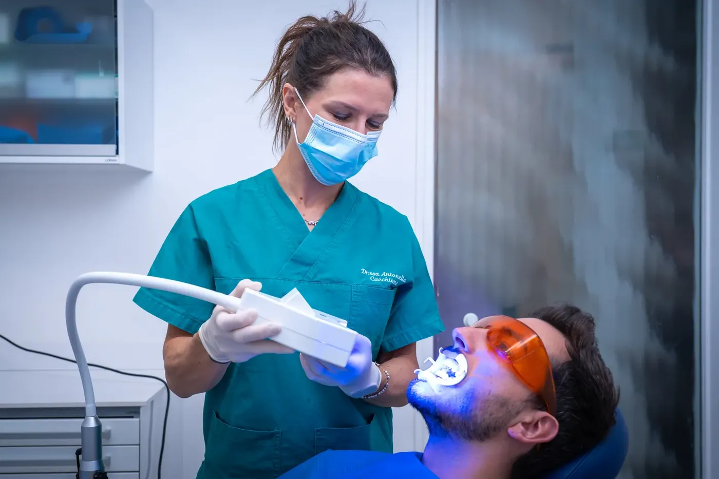 Sbiancamento dentale professionale con luce LED, Perugia